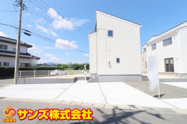 郡山市大槻町字上柵　　　４号棟　　　大槻小学校、大槻中学区　の外観|東側から見た駐車場を含む外観♪