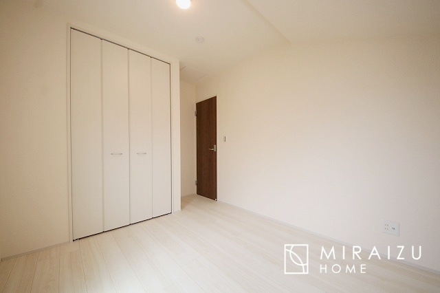 【寝室】 | 広さのある洋室は、ご夫婦様の寝室にぴったりですね。ご主人様の趣味のものや書斎などにも使用できるくらいの広さが嬉しいです。収納もばっちり完備してますのでお荷物が多いご家族様も安心してお暮しいただけます！