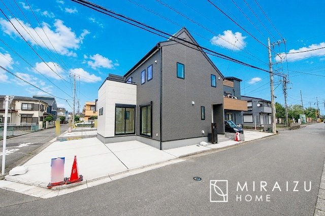 【外観】 | 青く澄み渡った綺麗な空と、陽の光をたっぷりと受ける、そんな新築住宅で新生活をスタートしてみませんか？見学・ご相談等、ミライズホーム(株)までお気軽にご連絡下さい。