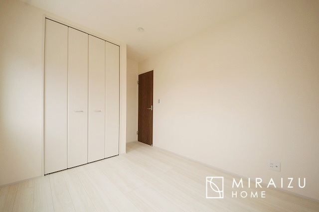 【子供部屋】 | 床のフローリングもオシャレな洋室が嬉しいです。独立性のある住宅ですので、各居室それぞれ、テイストの違うお部屋インテリア造りをしても面白いかもしれませんね！