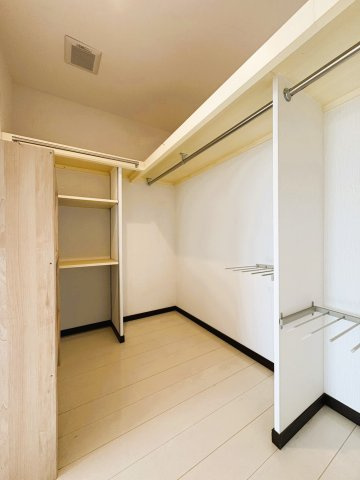 吉川市　二ツ沼　中古戸建の収納|【2階・ウォークインクローゼット】衣類やバッグ、小物類までまとめて収納できるゆとりあるウォークインクローゼット。ハンガーパイプに加え棚も備わっており、用途に合わせて整理しやすい設計。