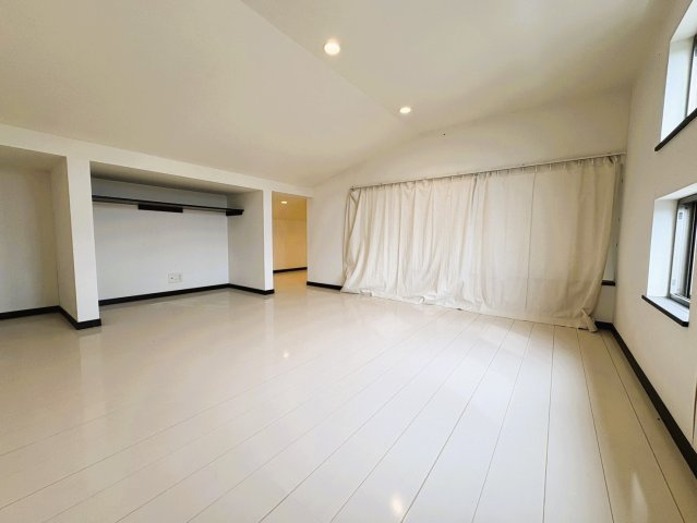 吉川市　二ツ沼　中古戸建のその他|【2階・ロフト】ゆったりとした広さが確保された2階ロフト。収納スペースとしてはもちろん、趣味のスペースや書斎、くつろぎの空間など多目的に活用できます。暮らしの楽しみが広がるプラスワンの空間。