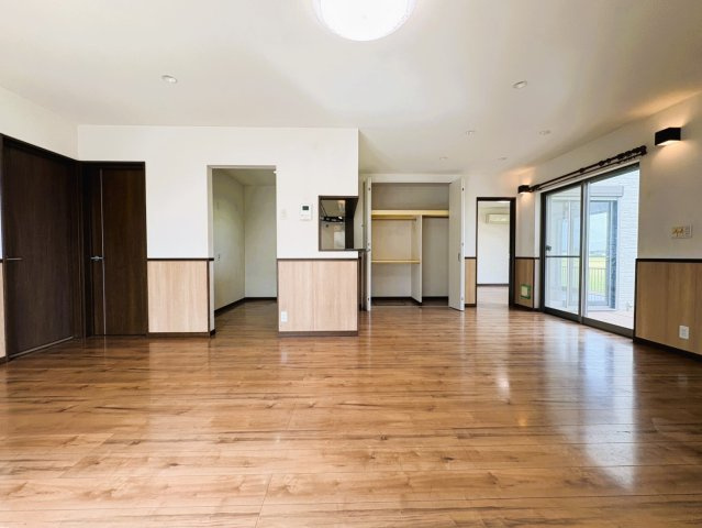 吉川市　二ツ沼　中古戸建の居間・リビング|【1階・リビングダイニング】20帖を超えるゆとりあるリビングダイニング。大きな窓から光が差し込み、明るく開放感のある空間。ダイニングセットやソファを置いても余裕があります。