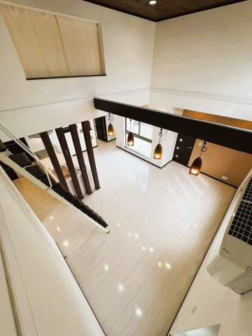 吉川市　二ツ沼　中古戸建のその他|【2階・吹抜け】ロフトからLDKを見渡せる、開放感あふれる吹抜け空間。高い天井が室内に広がりを生み、上下階につながりを感じられる設計。住まいの個性を感じられる空間に仕上がっています。