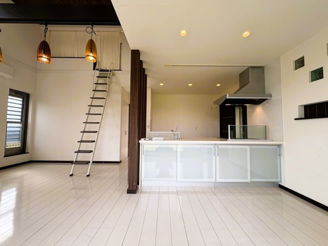 吉川市　二ツ沼　中古戸建のキッチン|【2階・対面キッチン】リビング全体を見渡しやすい対面式キッチン。料理をしながらでもご家族との会話を楽しみやすく、21.5帖の広々としたLDKとの一体感も魅力。