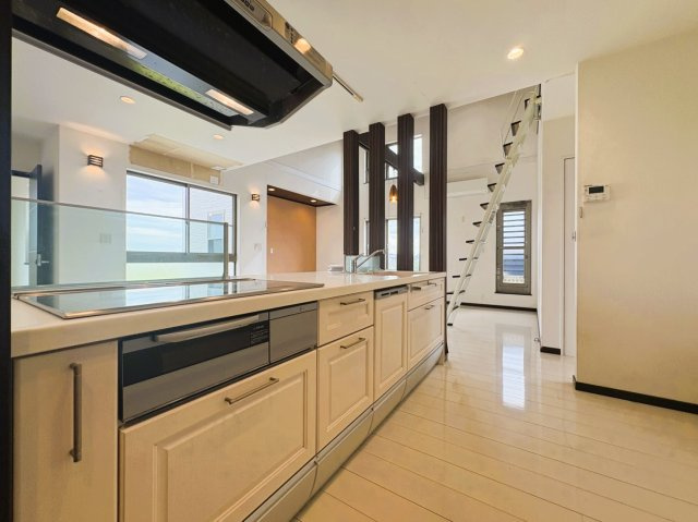 吉川市　二ツ沼　中古戸建のキッチン|【2階・キッチン】リビング全体を見渡しやすく、ご家族との会話を楽しみながら料理ができます。IHクッキングヒーターや食器洗浄乾燥機を備え、収納スペースも充実した使い勝手の良いキッチン。