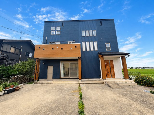 吉川市　二ツ沼　中古戸建の外観|重厚感ある外観が魅力の一棟。シンプルながら存在感があり、毎日の帰宅が楽しみになるような雰囲気を感じられます。