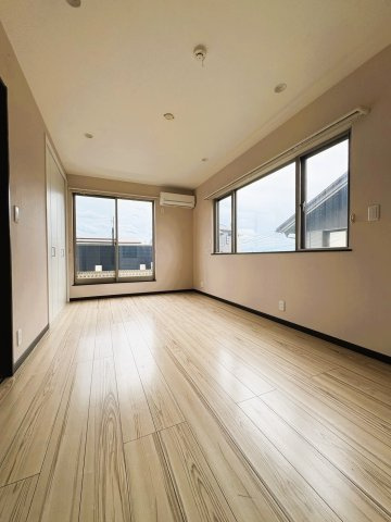 吉川市　二ツ沼　中古戸建の洋室|【2階・7.5帖洋室】明るさと開放感があり、主寝室としても使いやすいゆとりある空間です。壁面には収納も設けられており、お部屋をすっきり使いやすい点も魅力。