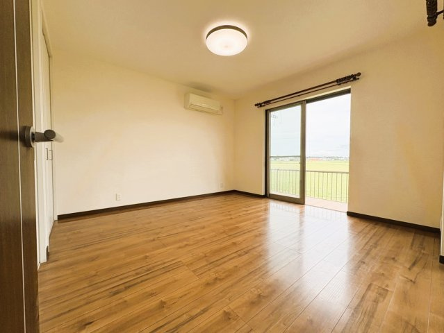 吉川市　二ツ沼　中古戸建の洗面所|【1階・8帖洋室】大きな窓から明るさを取り込み、開放感のある落ち着いた空間です。主寝室としてはもちろん、書斎や趣味のお部屋など、ライフスタイルに合わせて幅広く活用できます。