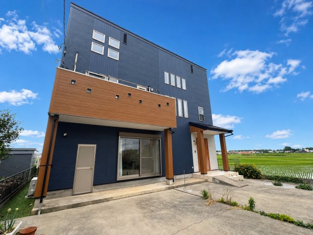 吉川市　二ツ沼　中古戸建の前面道路含む現地写真|道路からの見映えも良い、存在感ある外観デザイン。建物全体のバランスが良く、第一印象にもこだわりたい方におすすめです。