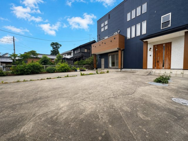 吉川市　二ツ沼　中古戸建の駐車場|【駐車スペース】ゆとりある駐車スペースを確保。複数台の駐車にも対応しやすい広さが魅力。来客時や自転車・バイク置場など、ライフスタイルに合わせて幅広く活用できます。