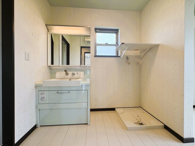 吉川市　二ツ沼　中古戸建の独立洗面台|【2階・洗面所】明るく清潔感のある2階洗面スペース。洗面化粧台に加えて洗濯機置場も確保され、身支度と洗濯を同じ場所で行える使いやすい配置。
