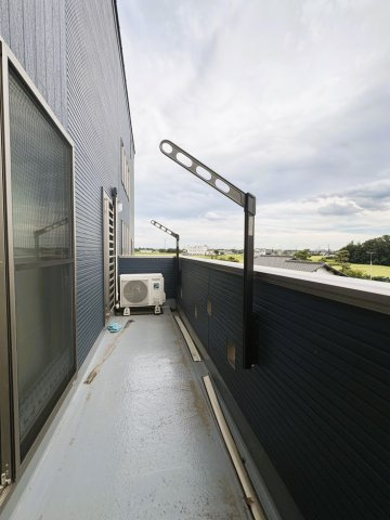 吉川市　二ツ沼　中古戸建のバルコニー|【2階・バルコニー】物干し金物も備わっており、ご家族分の洗濯物もしっかり干せるスペース。視界が開けているため圧迫感が少なく、空や景色を感じながら気持ちよく過ごせます。