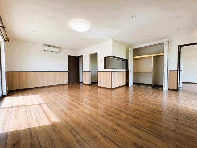 吉川市　二ツ沼　中古戸建の居間・リビング|【1階・リビング】ゆとりある20帖超の広々としたリビング。大きな窓から光を取り込み、開放感のある空間が広がります。ダイニングやソファを置いてもゆったりと過ごせる広さが魅力。