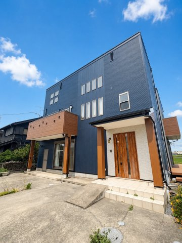 吉川市　二ツ沼　中古戸建の外観|木目調アクセントが映える外観デザイン。ナチュラルな温かみとモダンな印象を両立し、幅広い世代に好まれやすい住まいです。