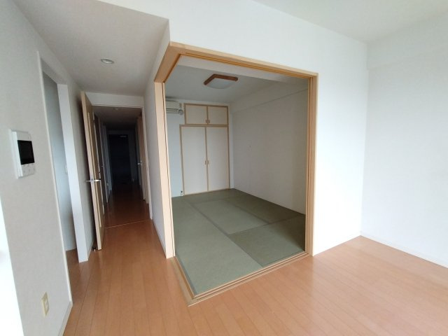 ベルドゥムール北鴻巣。『北鴻巣駅』西口1分の12階のお部屋の和室