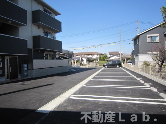 コンフォールの駐車場