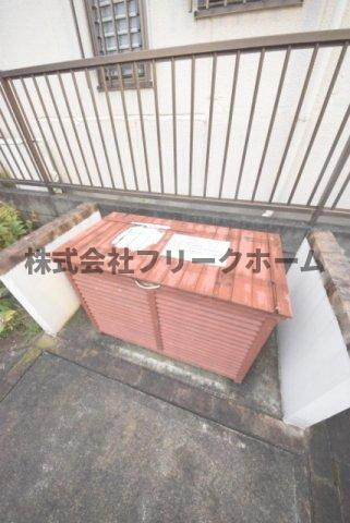 小金井市緑町５丁目のアパートのエントランス