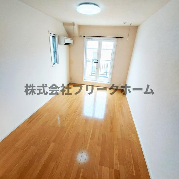 小金井市緑町５丁目のアパートの居間・リビング