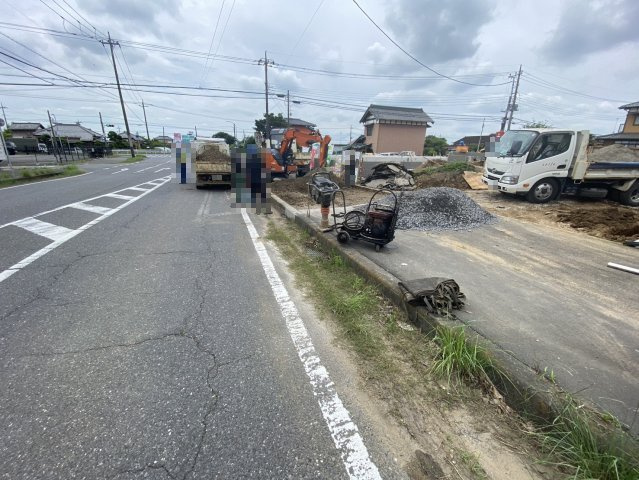 龍ケ崎市白羽第11　新築戸建　1号棟の前面道路含む現地写真|見通しの良い前面道路で、お子様の通学も安心。閑静な住宅街に位置する好立地です♪