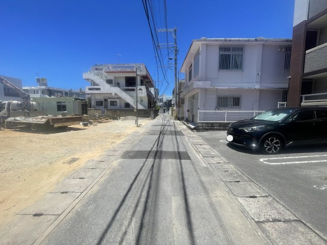 うるま市石川白浜2期（全3棟）2号棟の前面道路含む現地写真|※南東側公道4.1m♪