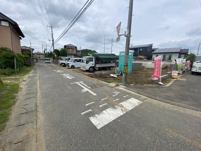 龍ケ崎市白羽第11　新築戸建　2号棟の前面道路含む現地写真|前面道路は交通量が少なく子供の通学にも安心の道路です♪ぜひ現地でご体感ください！