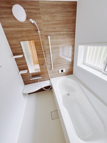 【中古戸建】桐生市相生町2丁目の浴室|■浴室｜1日の疲れを癒せるお風呂♪足がのばせるほど広いお風呂にはエコベンチも搭載！小さいお子様も浅いベンチに座り一緒にお風呂へ入れます♪