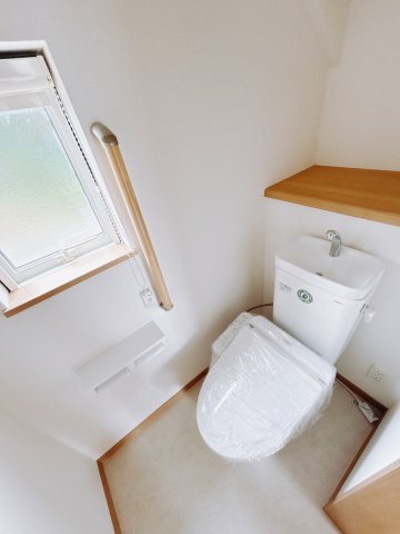 【中古戸建】桐生市相生町2丁目のトイレ|■トイレ｜トイレは1・2階それぞれにシャワー付きトイレを完備。朝夕の忙しい時ほど、家族のトイレ時間がかぶるもの。トイレが2箇所にあると時短にも繋がり便利です♪