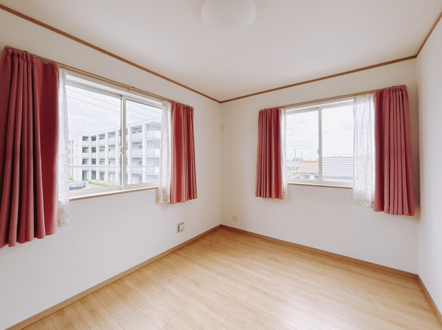 【中古戸建】桐生市相生町2丁目の洋室|■洋室｜お子様の一人部屋にピッタリな洋室。木のぬくもりを感じるフローリングは、天然木の味わいが時とともに深みを増していきます。また、傷にも強く、フリーワックスでお手入れもラクラクです♪