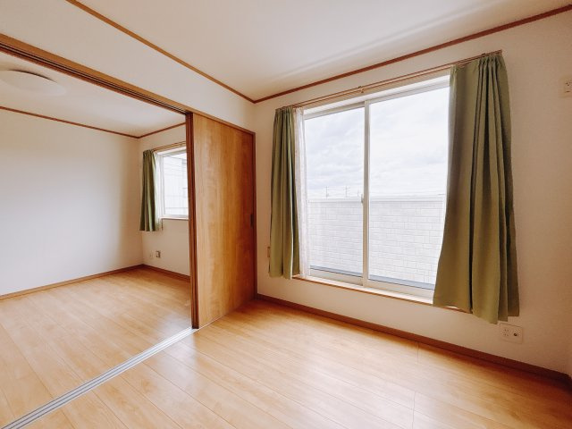 【中古戸建】桐生市相生町2丁目の洋室|■洋室｜お子様が小学校に上がった頃に自分の部屋ができると、一人で寝ることや学校に来ていく服を自分でそろえるなどの習慣・自立心が芽生えます。お子様が一人になれる空間は大事です♪