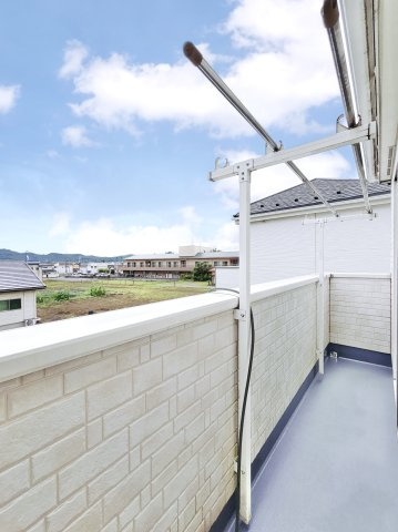 【中古戸建】桐生市相生町2丁目のバルコニー|■バルコニー｜あたたかな陽のひかりを浴びることのできるバルコニー。お洗濯物やお布団を干せば、家族みんなが気持ちよく暮らすことができます(*^^*)