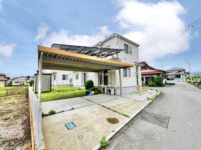 【中古戸建】桐生市相生町2丁目の外観|■外観｜周囲の見渡しが良く、車の出入りの際も安全確認がしやすいため、小さなお子様がいるご家庭でも安心です♪