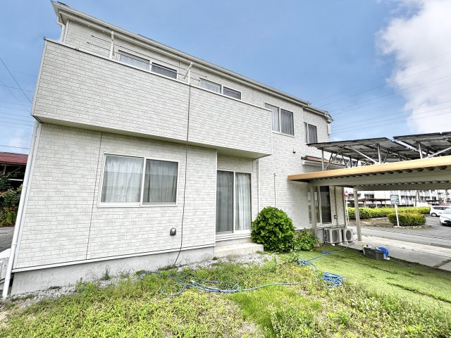 【中古戸建】桐生市相生町2丁目の庭|■庭｜道路から離れたお庭なので小さいお子様が遊んでいても車の心配もなく安心です♪お子様の様子もリビングから見ることができ安心です♪