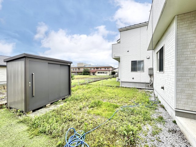 【中古戸建】桐生市相生町2丁目の庭|■庭｜物置があり車のタイヤや、工具などが収納できます！外構や植栽の計画次第で自分好みにアレンジできる余白があり、住みながら楽しめる住まいです♪