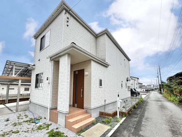 【中古戸建】桐生市相生町2丁目の外観|■外観｜白ベースの外観は清潔感あふれる明るい印象的で、周囲の景観にも自然と調和しながらやわらかく上品な雰囲気を演出させてくれます♪