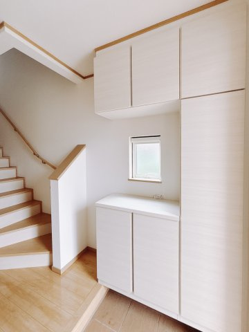 【中古戸建】桐生市相生町2丁目の玄関|■玄関｜急な来客時にもすぐに物がしまえるので便利です。「いつもキレイな玄関だね」とお友達やご近所さんに羨ましがられると気分も上がります♪
