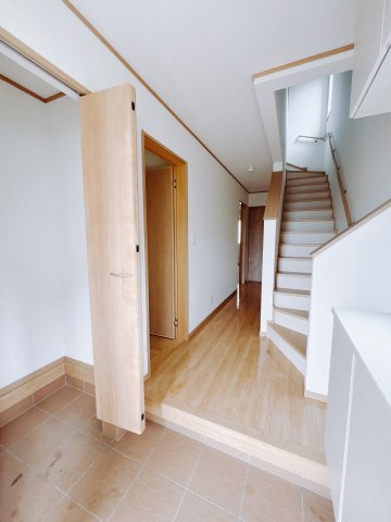 【中古戸建】桐生市相生町2丁目の玄関|■SIC｜土間続きの収納♪靴はもちろん、ベビーカーやゴルフバッグなどのアウトドア用品も拭かずにしまえてうれしい♪