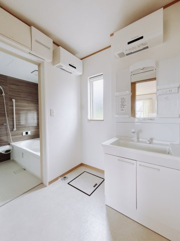 【中古戸建】桐生市相生町2丁目の独立洗面台|■洗面室｜大きな鏡で朝の身支度もラクラク♪毎日の忙しい準備が楽しくなる洗面所です(^^♪
