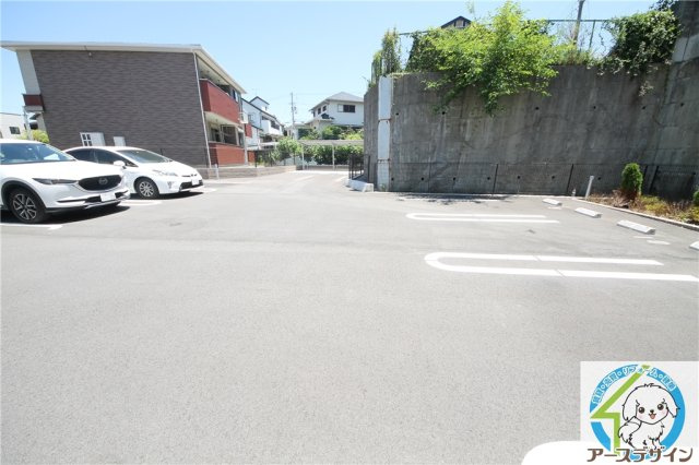 シャン・ド・プレールＢの駐車場