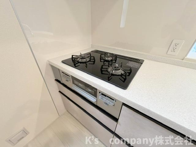 ◎茅ヶ崎市東海岸南6丁目　新築戸建　2号棟のキッチン|三口ガスコンロでお料理の幅が広がります☆