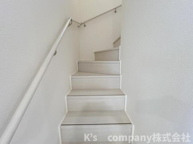 ◎茅ヶ崎市東海岸南6丁目　新築戸建　2号棟の内装|手すり付きの階段☆小さなお子様やご年配の方々にも優しい仕様♪