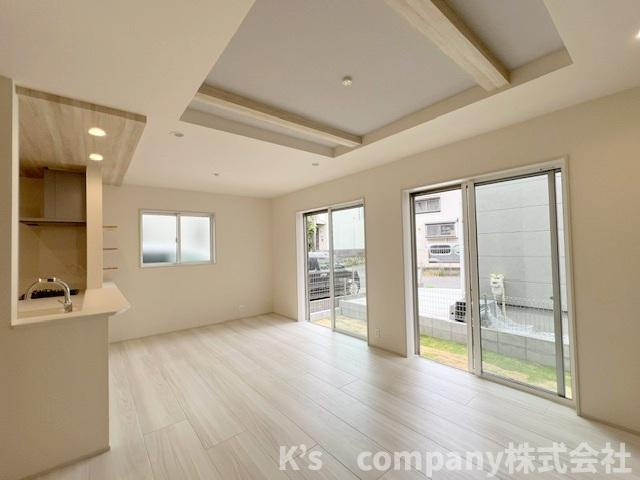 ◎茅ヶ崎市東海岸南6丁目　新築戸建　2号棟の居間・リビング|リビングは広々18帖◇広い窓から明るい日差しが差し込みます◇