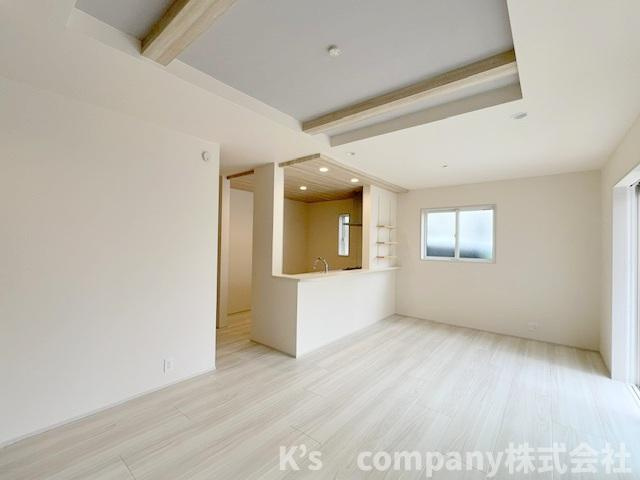 ◎茅ヶ崎市東海岸南6丁目　新築戸建　2号棟の居間・リビング|折り上げ天井で開放感が感じられます☆