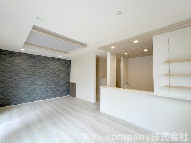 ◎茅ヶ崎市東海岸南6丁目　新築戸建　2号棟の居間・リビング|アクセントクロスが使用されており、奥行きを感じられます♪