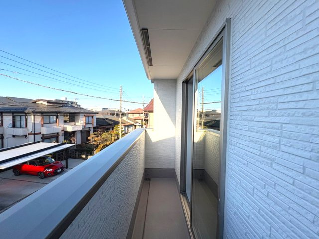 《仲介手数料半額》桶川市神明　1期　テラシエ　2号棟の展望|広々としたバルコニーは、洗濯物や布団もゆったり干せる使い勝手の良い空間です。