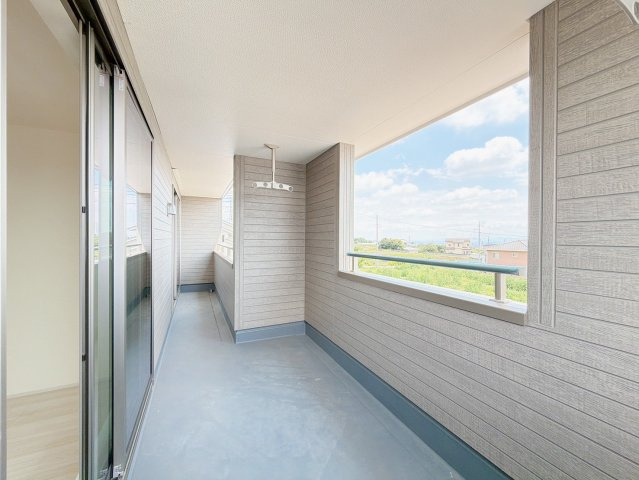 【バルコニー】 | 前橋市富士見町時沢　新築住宅 | ２部屋から行き来できるインナーバルコニーは、お洗濯を干すのにも便利。
お部屋には暖かな日差しが差し込みます。
