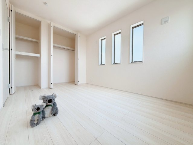 【洋室】 | 前橋市富士見町時沢　新築住宅 | 窓からそそがれる暖かみのある明るい空間。広々としたプライベート空間で自分の時間を楽しめます。フローリング仕様で普段のお掃除も楽々です。