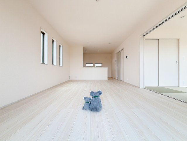【居間・リビング】 | 前橋市富士見町時沢　新築住宅 | 和室を開けると開放的なリビングに。
和室には大容量の収納もあるので普段使わないものやお子様のおもちゃなども収納しておけます。