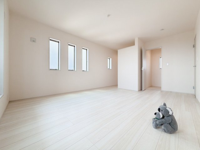 【洋室】 | 前橋市富士見町時沢　新築住宅 | ２か所のWICは衣類や寝具を分けて収納できます。
たっぷり収納でお部屋広々！ゆったりおくつろぎいただけます。