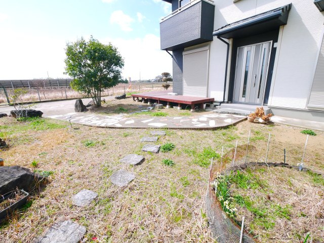 大網白里市南今泉　中古戸建の庭|敷地約473坪 平成29年4月築3LDK+別棟平屋+車庫+テニスコート付 白里海水浴場徒歩約18分
